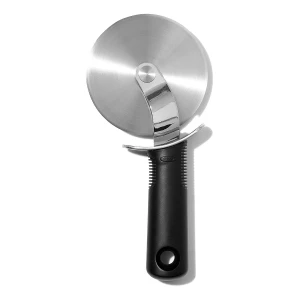 Cortador De Pizza Y Rueda Grande Oxo Good Grips De 4 Pulgadas