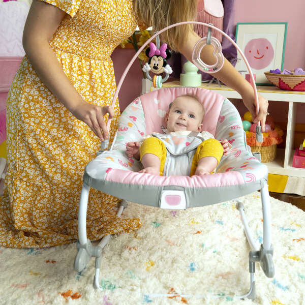 Mecedora Para Bebés Y Niños Pequeños Minnie Mouse De Bright Starts Disney Baby Con Vibración Y Barra De Juguetes Desmontable - Amigos Para Siempre, A Partir Del Recién Nacido 12209 - Image 4