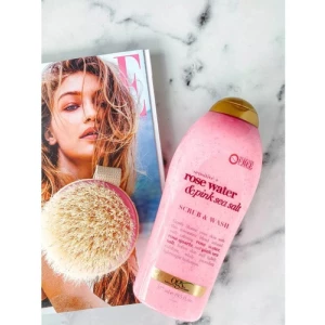 Exfoliante Corporal Ogx Agua De Rosas Y Sal Marina 577ml - Image 4